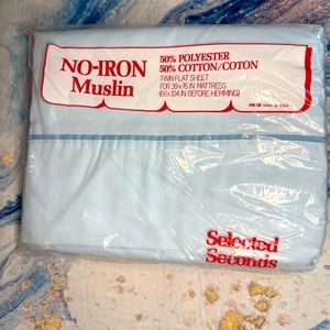 Vintage Selected Secondstwin NWT flat sheet made of 50% poly 50% cotton muslin.
